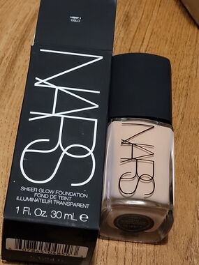 NARS Sheer Glow Foundation - Light 1 Oslo